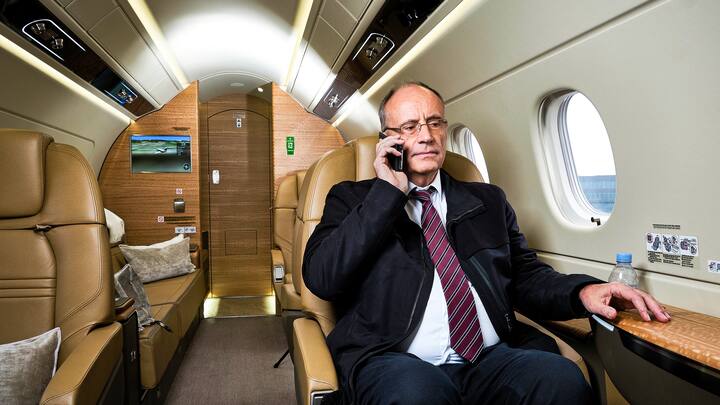 Damien Piller avec le nouvel avion de sa compagnie de jets privÃ©s Speedwings