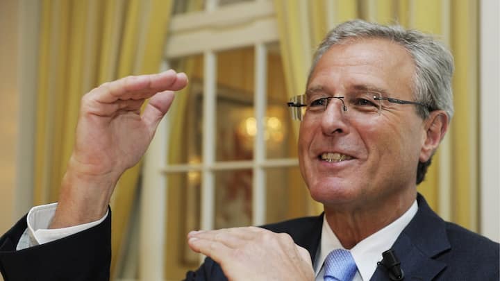 This Schneider, CEO Forbo, macht einen zufriedenen Eindruck, anlaesslich der Bilanzpressekonferenz am Dienstag, 20. Maerz 2012, in Zuerich. Das Unternehmen hat 2011 in Lokalwaehrungen gerechnet seinen Umsatz um 7,5 Prozent steigern koennen. (KEYSTONE/Steffen Schmidt)