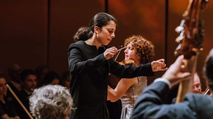 Marie Jacquot, die in Wien Erfolge feiert und bald Chefdirigentin beim WDR-Orchester wird.