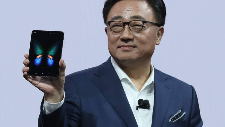 SAN FRANCISCO, CALIFORNIA - FEBRUARY 20: Samsung's Mobile Division President and CEO DJ Koh holds the new Samsung Galaxy Fold smartphone during the Samsung Unpacked event on February 20, 2019 in San Francisco, California. Samsung announced a new foldable smartphone, the Samsung Galaxy Fold, as well as a new Galaxy S10 and Galaxy Buds earphones. (Photo by Justin Sullivan/Getty Images)