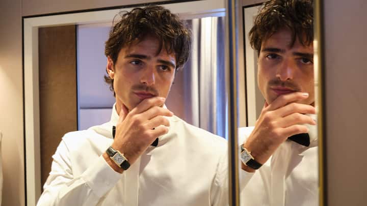 Jacob Elordi trägt Tank Louis Cartier