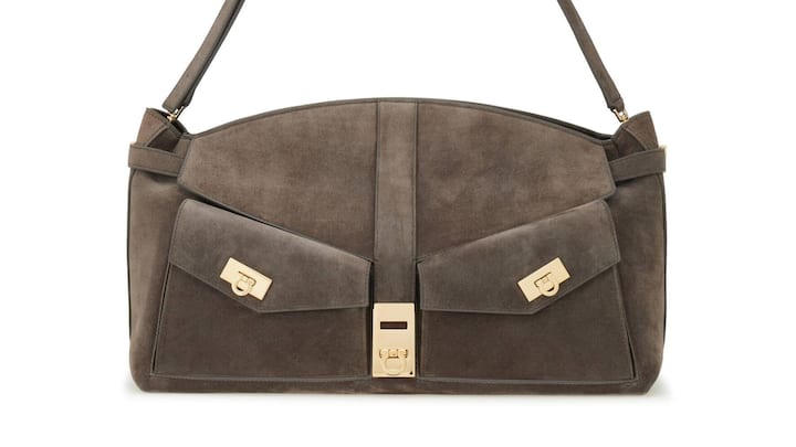 Die Tasche Hug Multipocket von Ferragamo ist in jedem Fall zum Umarmen, auch als Clutch, und im besten Fall ein ständiger Begleiter. In Wildleder verströmt sie coole Seventies–Vibes.