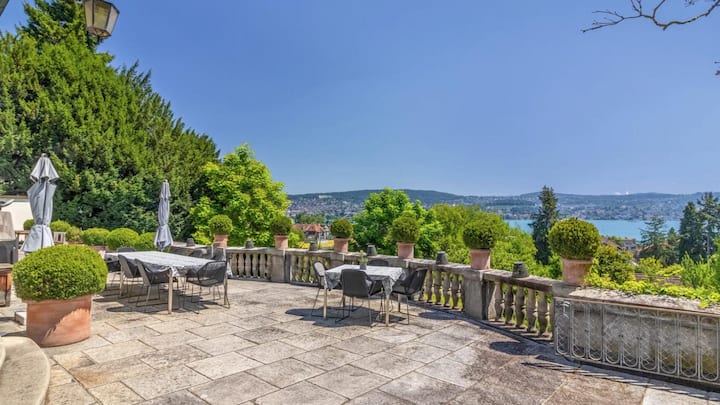 Von der Terrasse aus hat man beste Sicht auf den Zürichsee.