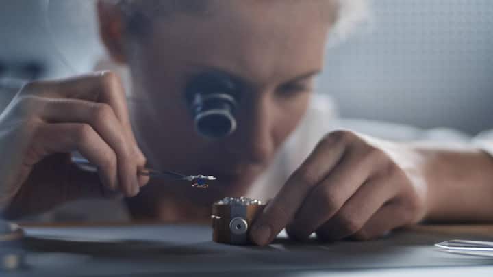 Uhrmacher an der Arbeit.