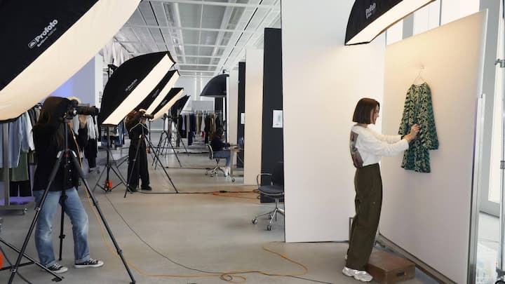 Sie wachte zuvor über die Showräume.