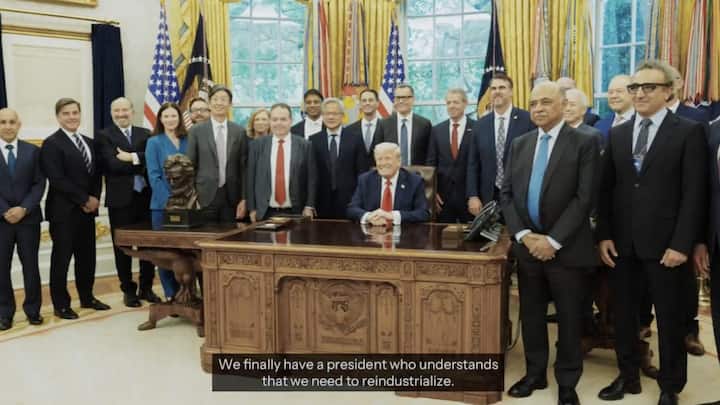 <p>Treffen im Weissen Haus: Novartis-CEO Narasimhan (Neunter v.l.) im Mai beim Treffen von Pharmachefs mit dem US-Präsidenten.</p>