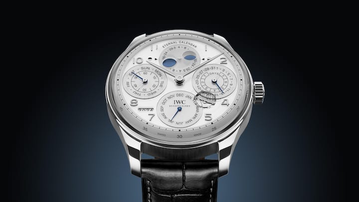 <p>IWC Portugieser Eternal Calendar Premiere aus Schaffhausen: Der erste IWC-Kalender, der astronomisch korrekt bis ins Jahr 3999 rechnet – mit Mondphase aus Glas. Preis: 150 000 Franken.</p>