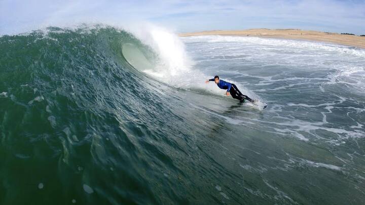 Hossegor, Frankreich Ein wichtiger Spot in Slaters Karriere, wo er 1992 seinen ersten ASP-Event gewann. Die Region ist auch für ihre kulinarische Vielfalt bekannt und hat für ihn eine besondere emotionale Bedeutung.