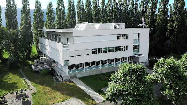 <p>Das Headquarter von La Montre Hermès in Brügg bei Biel. Unter dem Dach mit dem stolzen Reiter arbeiten Management, Administration, Lederkunsthandwerker und Uhrmacher – 190<br />Menschen total.</p>