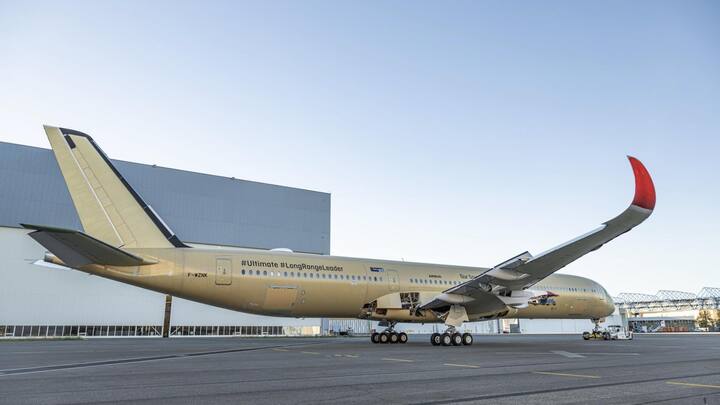 <p>Der neue Airbus A350-1000 ULR von Qantas beim Rollout im Werk von Toulouse (F).</p>