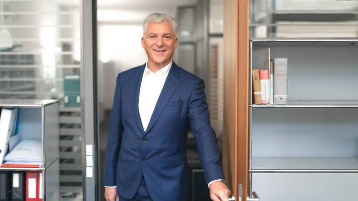 Urs Arbter Der Direktor des Versicherungsverbands (SVV) vereint ein Vierteljahrhundert Industrie­erfahrung auf sich. Seit 2022 führt er den Verband.