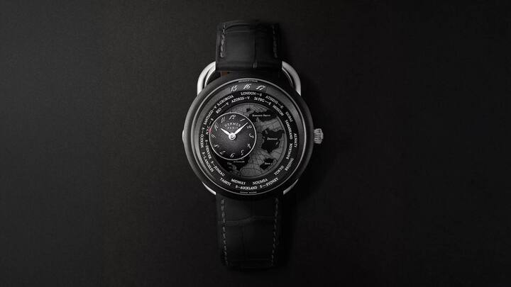 Arceau Le Temps Voyageur Eine Weltzeituhr mit eigenem Konzept: Die zweite Zeitzone wird auf eine poetische und intuitive Weise dargestellt – auf einer stilisierten Weltkarte, die sich auf dem Zifferblatt dreht.