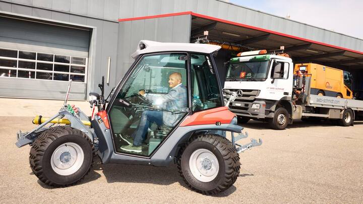 Bubenspielzeug für den Chef. Aebi-CEO Barend Fruithof manövriert den 109 PS starken Terratrac, der spielend 35 Prozent Steigung meistert.