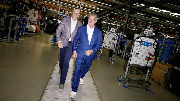 Barend Fruithof (l.) und Peter Spuhler sind zügig unterwegs – beim Gang durch den Aebi-Schmidt-­Betrieb geht Spuhler stets einen Schritt voraus.