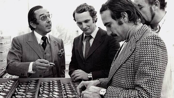 Heuer-Patron Jack Heuer mit den Rennfahrern Niki Lauda und Clay Regazzoni (v.l.) vor einer Uhrenauslage.