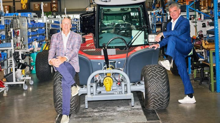 Die Landmaschinen-Poser Barend Fruithof (l.) und Peter Spuhler mit dem Terratrac, ihrem Gefährt für jedes Gelände.