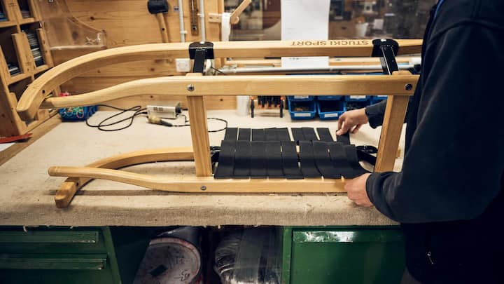 Das Material zur Bespannung der Sitzfläche kann individuell ausgewählt werden.