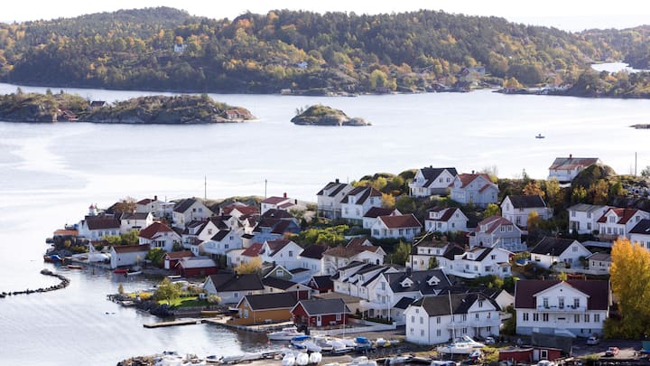 <p>Auf einer Halbinsel mit einem Schärengarten aus unzäh­ligen Inseln liegt das Küstenstädtchen Kragerø.</p>