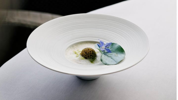 <p>Etwas Amur-Kaviar Imperial vervollständigt das Bild eines klassischen luxuriösen Gerichts.</p>