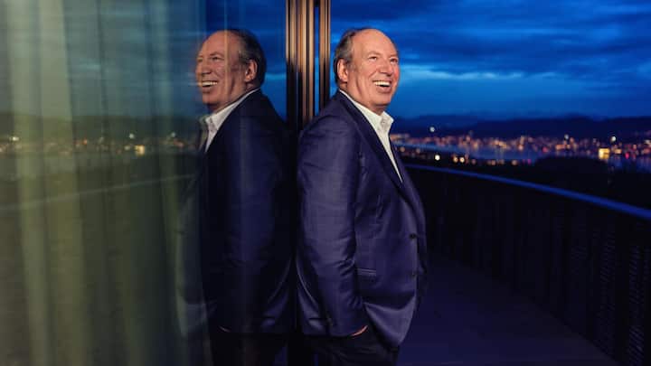 <p>«Ich bin müde», sagt Zimmer, der gerade von Budapest in Zürich eingetroffen ist. Anmerken lässt er es sich nicht.</p>