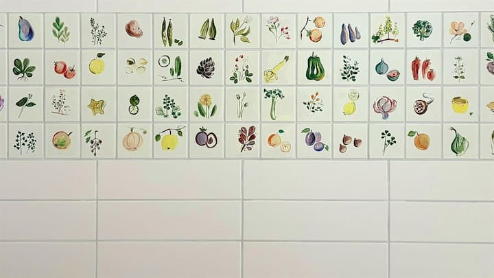 <p>Die Keramikfliesen wurden von Margrit Biever Mondavi handbemalt. Sie werden in die neue Küche des Hospitality-Bereichs integriert.</p>