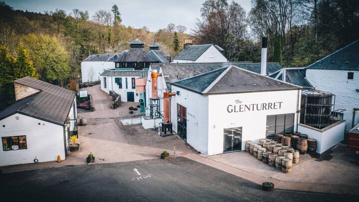 Glenturret: Die älteste noch aktive Whiskybrennerei Schottlands wurde offiziell 1775 ­gegründet, wobei bereits seit 1717 am selben Ort illegal Whisky gebrannt worden sein soll.