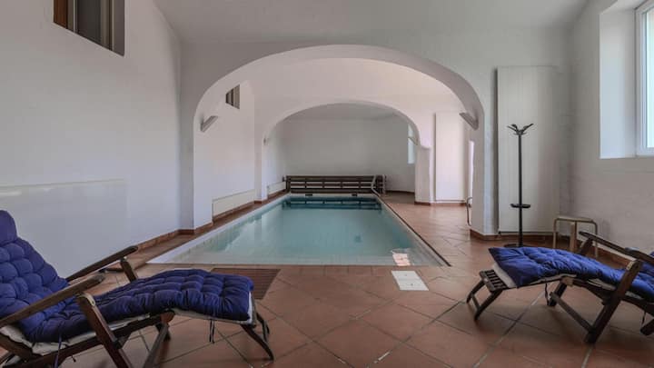 Die Villa hat ein eigenes kleines Hallenbad.