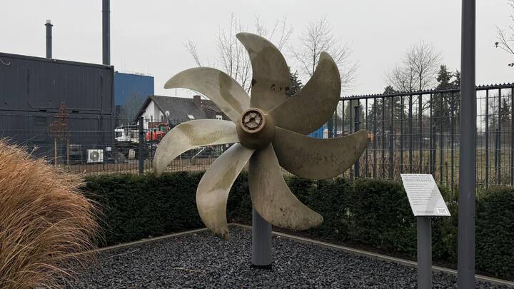 Mit der Ausserdienststellung der drei U-Boote konnte Sinn nicht nur das Basismaterial für die Uhrengehäuse kaufen, vor dem Firmensitz in Frankfurt steht nun auch der Propeller aus Schiffsbronze des 48,6 Meter langen U-Boots U15.