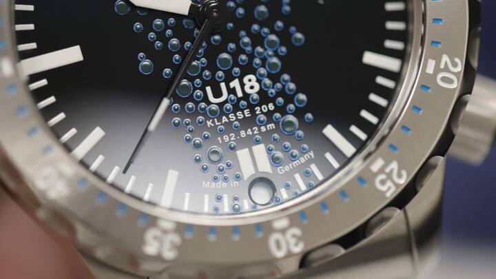 Das glänzende Zifferblatt der 44 Millimeter grossen U18 zeigt, dass das 1973 in Dienst gestellte U-Boot U18 in 38 Jahren Dienstzeit stolze 192’842 Seemeilen zurückgelegt hat (und dass das bis 2000 Meter wasserdichte Spitzenmodell auch über die Ar-Trockenhaltetechnik des Herstellers verfügt).