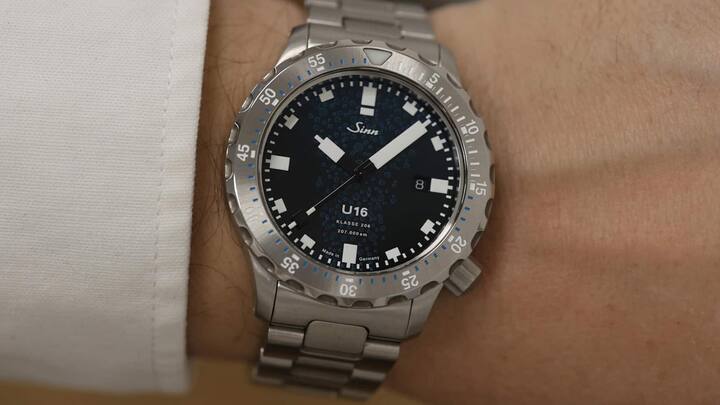 Die U16 verfügt wie die kleinere U15 über die typischen Balkenzeiger der Uhrenmarke, die U18 über Schwertzeiger.