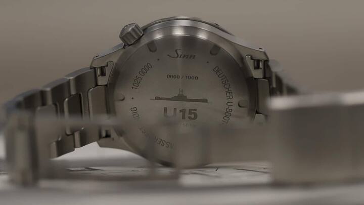 Dichter als ein deutsches U-Boot: Die Aufzugskrone ist bei allen drei Modellen ergonomisch bei 4 Uhr platziert worden, auf dem massiven Gehäuseboden gibts neben der Limitierungsnummer auch die Silhouette des namensgebenden U-Boots.
