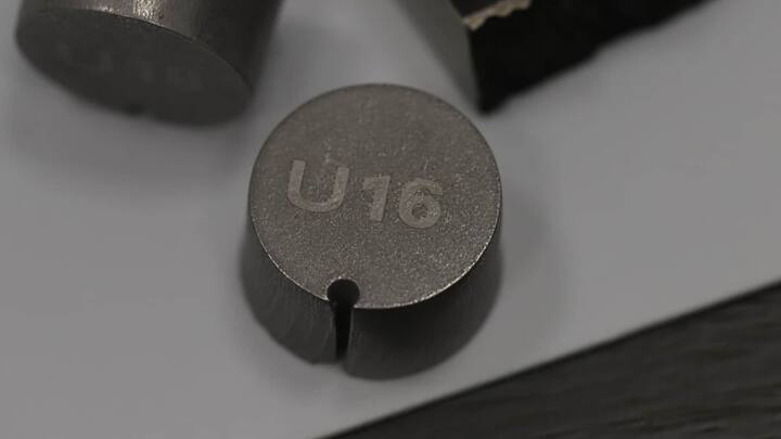 Zusätzlich zur Uhr erhalten Käufer auch noch eine gravierte Ronde aus dem Originalstahl des jeweiligen U-Boots.