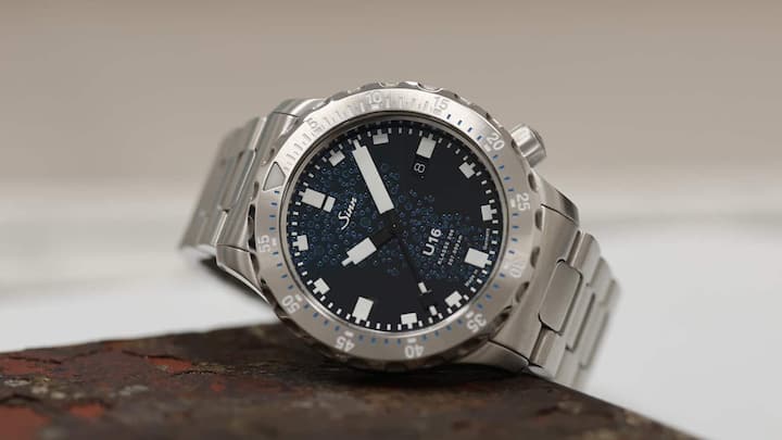 Ahoi: Die 44 Millimeter grosse U16 auf einem Stück U-Boot-Stahl, das durch die Sächsische Uhrentechnologie GmbH in Glashütte (SUG) erst geformt und anschliessend für die Wiederverwendung als Uhrengehäuse aufbereitet worden ist.