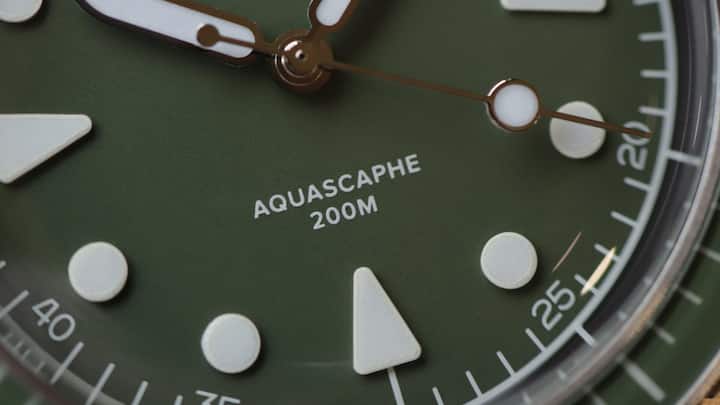 <p>Die blaue und grüne Zifferblatt-Varianten kommen ohne Struktur, die weisse und graue Aquascaphe Mark2 verfügt über ein gekörntes Zifferblatt.</p>