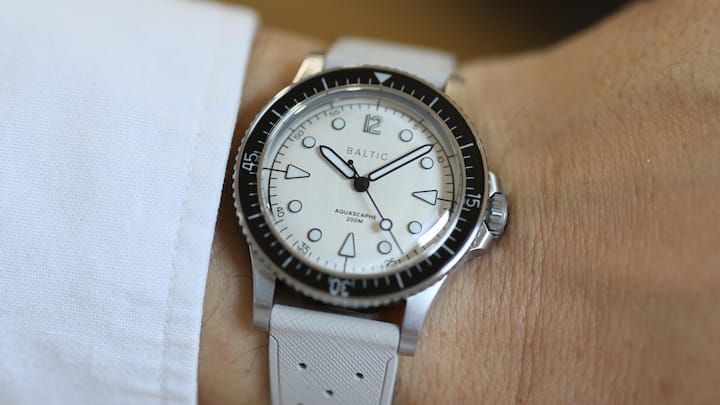 <p>Die Aquascaphe Mk2 gibt’s in zwei Grössen, hier die weisse Option mit dem grösseren, 39,5 mm grossen Gehäuse.</p>