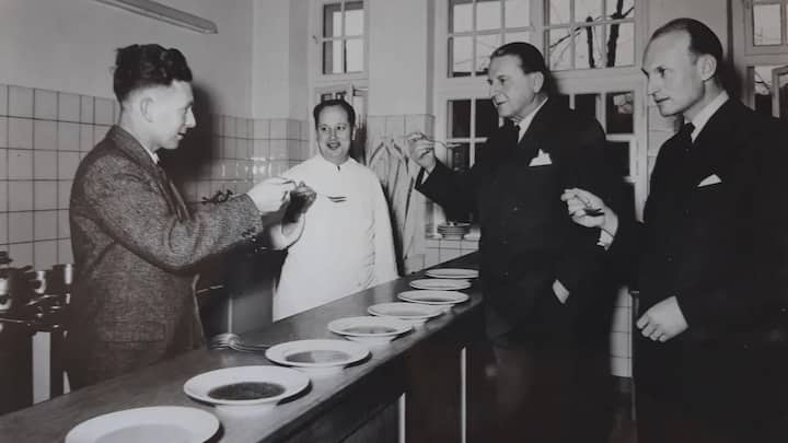 <p>Der Knorr-Versuchskoch Walter Obrist – auf dieser undatierten Aufnahme in weisser Schürze – ist der Erfinder von Aromat, wie man es heute kennt.</p>