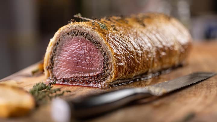 <p>Zu Fleischgerichten Filet Wellington setzten Rosé-Weine mit ihrer frischen Säure einen schönen Kontrapunkt und passen auch zum Umami der Pilzfarce.</p>