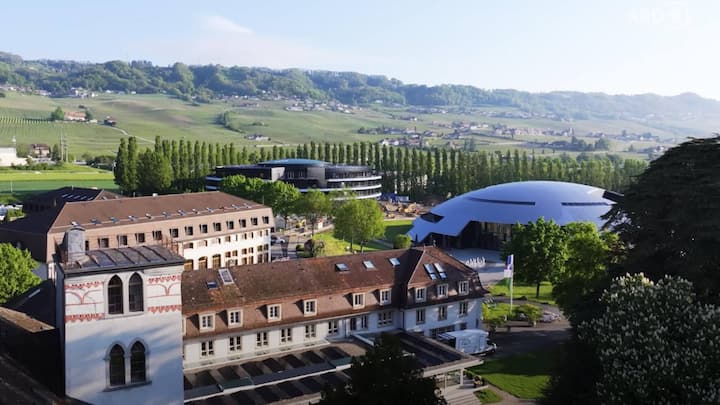 In Rolle VD befindet sich die teuerste Schule der Welt.