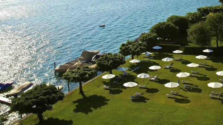 Die Liegewiese des 4-Sterne-Hauses reicht bis direkt ans Ufer des Sees.