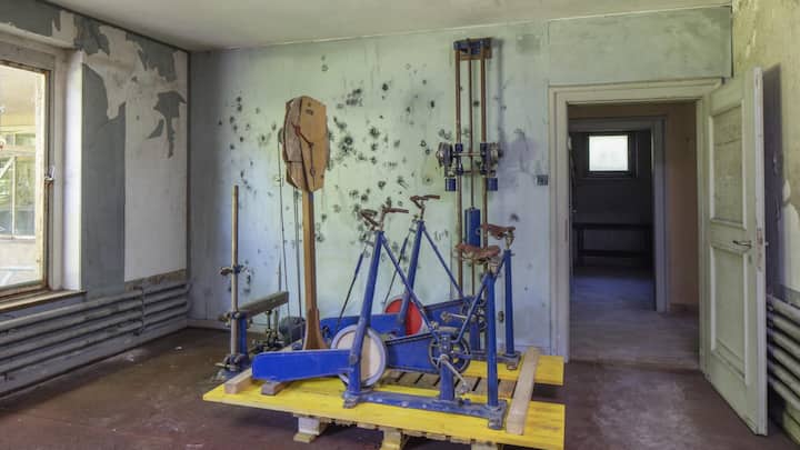 Fitnessgeräte aus den 30er-Jahren stehen noch in den Räumlichkeiten.