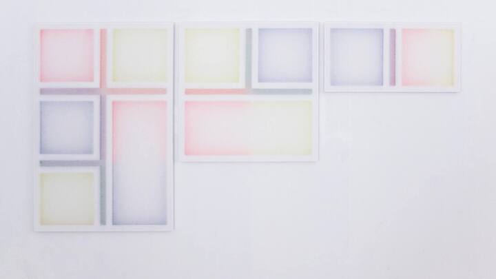 Untitled, Acryl auf Holz, transparentes Polyestergewebe, je 160 × 90 × 9 cm, 2024. Ausstellungsansicht, Reflekti­onen/Réflexions, Die Mobiliar, Bern (CH), 2024.