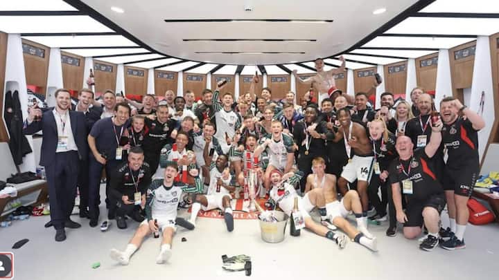 Der Clubvorstand mit Maurice sowie Kyril Louis-Dreyfus (v.l.) und das Team am Feiern.