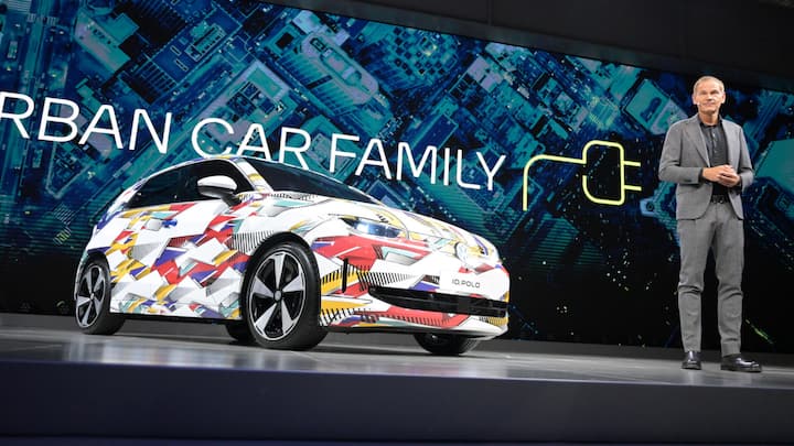 <p>Volkswagen-Chef Oliver Blume präsentiert den neuen ID.Polo, mit dem E-Mobilität bezahlbar werden soll.</p>