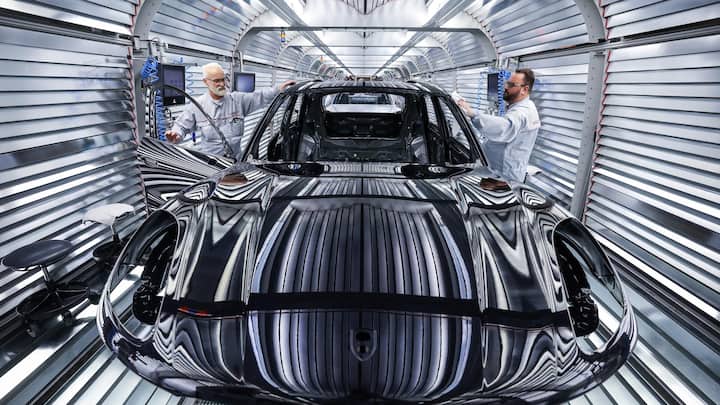<p>Das Porsche-Werk Leipzig, wo der SUV Macan gebaut wird, fürchtet personelle Einschnitte.</p>
