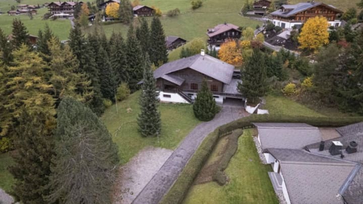 2021 kaufte seine Firma das unscheinbare Grundstück in Gstaad.