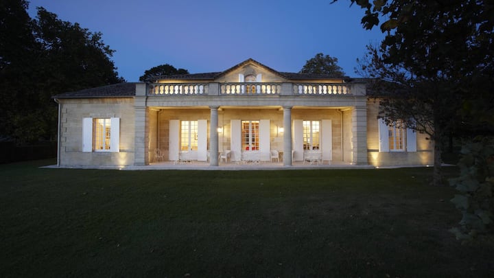 Luxuriöses Wohnen im Weinparadies: Silvio Denz' Schlösschen bei Nacht.