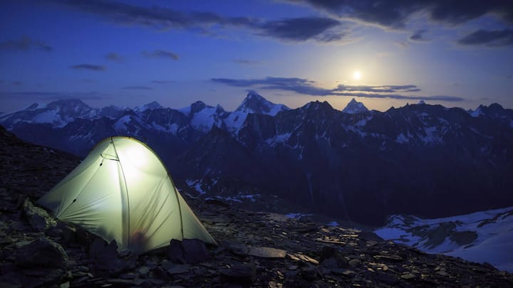 Diese Uhr ist extrem bergtüchtig: Ob sie an Felsen stösst oder gar herunterfällt – sie hält alles aus.