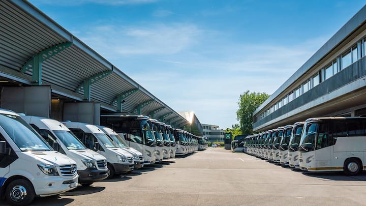 <p>Rund 80 Busse gehören zur Twerenbold-Flotte. In der Hochsaison könnte das ­Unternehmen noch deutlich mehr Fahrzeuge füllen. Doch die Auslastung soll übers Jahr verteilt ­stimmen. ­Neben Cars für Ferien­reisen betreibt ­Twerenbold auch Post­autos für den öffentlichen Verkehr.</p>