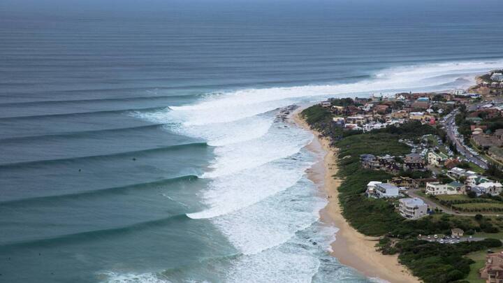 Jeffreys Bay, Südafrika Ein weltberühmter Point Break, der wilde Naturerlebnisse bietet. Slater hat den Ort, der auch mit Naturschutzinitiativen gegen ­Wilderei verbunden ist, häufig besucht.