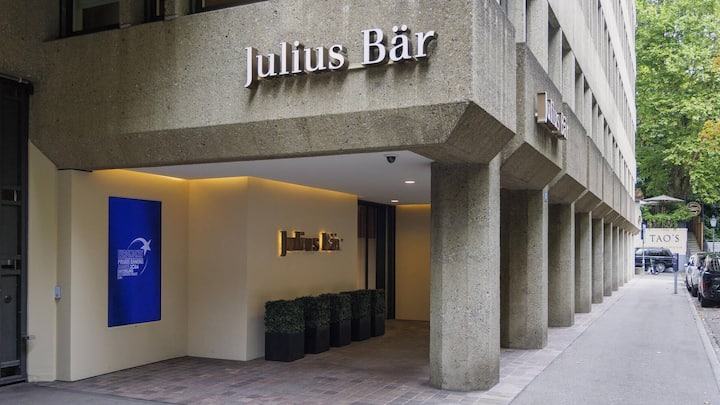 Julius Bär 520 Mrd. verwaltete Vermögen 1022 Mio. Gewinn 7595 Mitarbeiter Verwaltete Vermögen erste 10 Monate 2025, Gewinn und Mitarbeiter per Ende 2024.